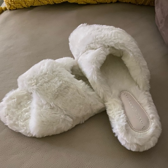 Vince Camuto white fur ladies slide sz 6.5 - Picture 2 of 5